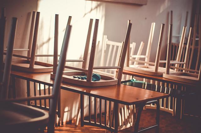 Aufgestellte Stühle im Klassenraum einer Schule